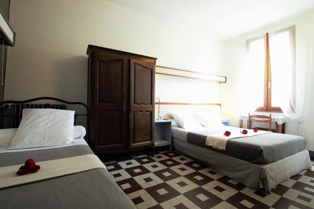 Hotel Innova Cardabella Avignone Camera foto