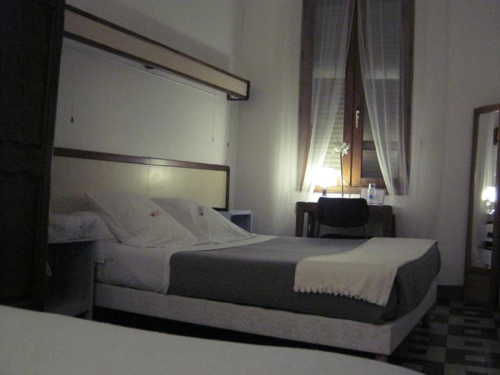 Hotel Innova Cardabella Avignone Camera foto